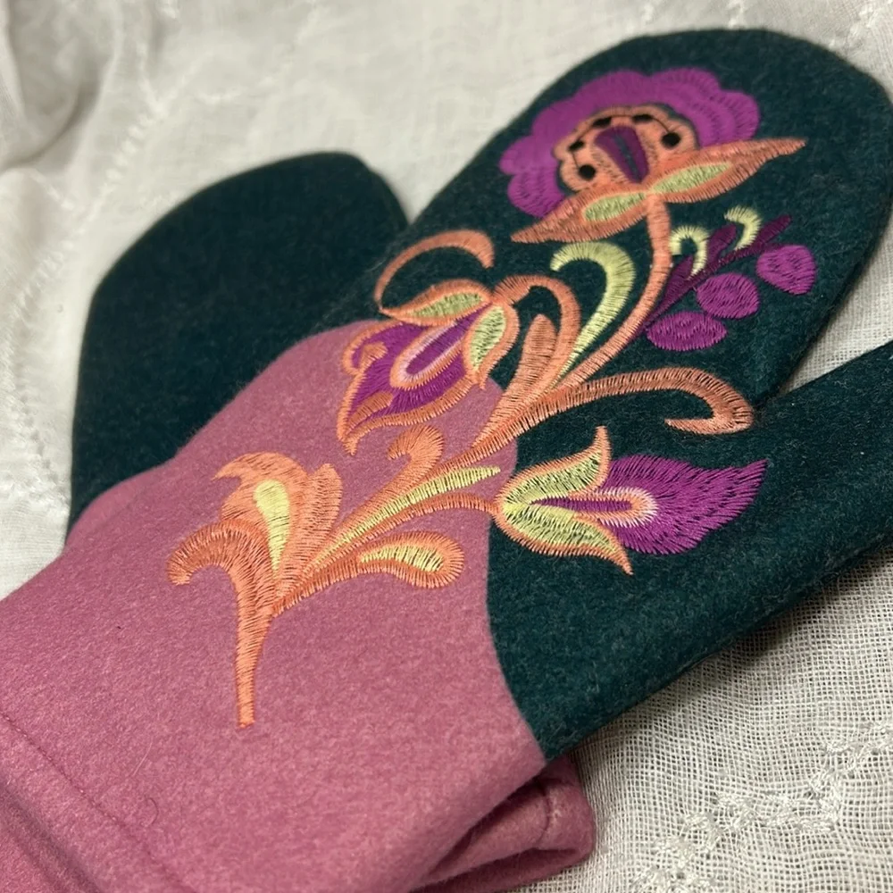 NWOT Handmade embroidered mittens